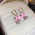 Schicke goldene C-Ohrringe mit rosa matter Schleife und funkelnder Zirkon-Kristallkugel - Rosa Schleife/Goldener Haken