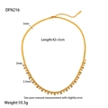 Collana a catena cubana placcata oro 18k con strass e perline su sfondo bianco - Oro