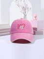 Dettaglio del ricamo a cuore e zampa sul berretto da baseball rosa lavato vintage - Rosa Lavato