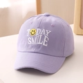 Detailansicht der lila Baumwoll-Basecap mit Today Smile Bestickung und gelbem Smiley-Gesicht - 52cm / Lila