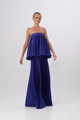 Dettaglio del completo blu a pieghe con top a fascia e pantaloni larghi effetto lucido - Blu zaffiro