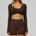 Detail van koffiebruine naadloze yogaset met crop-top met lange mouwen en biker-shorts - S / Koffie