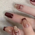 Glanzende bordeauxrode en nude medium vierkante kunstnagels met klassiek ruitpatroon - Diep Wijnrood Ruitjes Stijl (CW410)