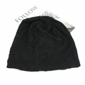 Dettaglio del berretto morbido in pizzo nero con ricamo floreale su sfondo bianco - Taglia unica / Nero