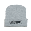 Detailaufnahme der Babygirl-Stickerei auf grauer Strickmütze mit breitem Umschlag - M(56-58cm) / Grau