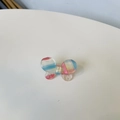 Primer plano de pinza para el pelo de mariposa con rayas coloridas y brillantes diamantes - Mariposa a Rayas Rosa Azul