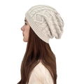 Detalle del tejido de trenzas y patrones de rombos en un gorro de invierno beige - Talla única / Beige
