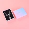 Schmuckset in Rosa mit silberner Zirkonia-Halskette und Ring in Gradient-Box - Halskettenbox / Nr. 3: 7*9*2.8cm