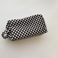 Détail de trousse à maquillage en velours à carreaux avec texture et anse latérale - Petits Carreaux Noir