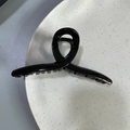 Vista superior de pinza de pelo negra brillante de 13cm con dientes sobre fondo grisáceo - Negro Brillante