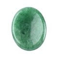 Pierre de pouce ovale en aventurine verte polie avec texture cristalline naturelle sur blanc - Quartz Fraise Vert / 45*35*8mm