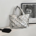 Detailansicht der silbernen Stepptasche mit 3D-Schleifenmuster und Tragegriffen - Schleife Muster Silber Mittel / Silber