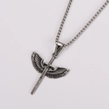 Detalle del colgante espada de ala de ángel vintage en collar de acero inoxidable plata - Con cadena 3mm*60cm / Plata antigua