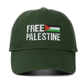 Dettaglio del ricamo bianco e della bandiera su un cappellino di cotone verde - Regolabile / Verde Militare