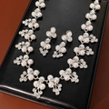 Dettaglio del set di gioielli da sposa con perle bianche e strass su pelle nera - Set Collana e Orecchini (WN2309) / Argento