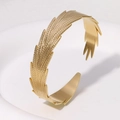 Bracelet jonc ouvert plume dorée en acier inoxydable avec détails sur plateau blanc - Style Ouvert Plume / Doré