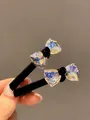 Dettaglio di fermagli in velluto nero con fiocchi di cristallo scintillanti su base lega - 1 Paio (2 Pezzi)