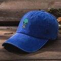 Detalle del bordado de alienígena verde en gorra de béisbol de algodón azul lavado - Talla única / Azul Real