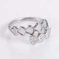 Anillo de nácar plateado con escamas en abanico y detalles de microdiamantes elegantes - US 6 / Color Acero