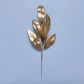 Dettaglio di foglie di pino artificiali glitterate dorate per decorazioni natalizie - Oro Verniciato