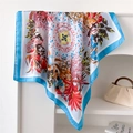 Detail van een 70 cm zijdeachtige vierkante sjaal met vintage bloemenprint en blauwe rand - 70cm / Wit met blauwe rand