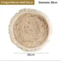 Décoration murale en rotin tressé 38cm avec pompons blancs pour intérieur style bohème - Décoration Murale à Franges 38cm