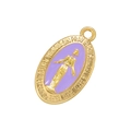 Détail macro du pendentif ovale doré avec émail violet et relief de la Vierge Marie - Violet