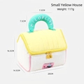 Beauty case rosa a forma di casa con tetto giallo e manico verde in tessuto - A forma di casa / Giallo