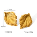 Vue macro de boucles d'oreilles feuilles dorées avec texture brossée et dimensions - Style en Forme de Feuille Texturée (HC-E10492)