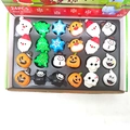 Nahaufnahme von 24 LED-Weihnachts- und Halloween-Partyringen in einer schwarzen Schale - Weihnachtsserie / 24 Stk/Box
