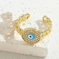Bague chaîne dorée avec pendentif œil du diable bleu en zircone sur fond de pierre - Bleu