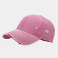 Dettaglio di un cappellino da baseball in denim rosa lavato con bordi usurati e strappi - Rosa