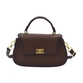 Petit sac carré en cuir marron foncé avec fermoir doré et bandoulière amovible - Café