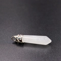 Detailopname van witte zeshoekige kristallen hanger met sierlijke zilveren metalen sluiting - Natuurlijk wit kristal