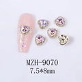 Détail de bijoux d'ongles en cœur avec base dorée et cristal rose, taille 7,5x8mm - Cœur Rose Ciel Étoilé Base Dorée (MZH-9070)