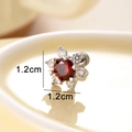 Orecchino a fiore in argento con gemma rossa e zirconi, vista dimensioni 1.2cm - 1.2cm / Rosso Granata (Pezzo Singolo)