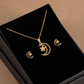 Conjunto de joyas de estrella y luna en acabado dorado en caja de regalo negra - X469