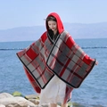 Poncho à capuche ethnique à carreaux rouge et gris avec bordure noire pour voyage - LM0298 Quadrillage Épais - Rouge Vif