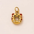 Gros plan d'un pendentif donut tigre plaqué or 18K avec rayures rouges et gravure Roi - Pendentif Donut Tigre