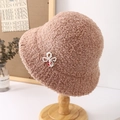 Dettaglio di cappello pescatore in lana d'agnello marrone con fiocco di perle su base - Cachi