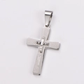 Dettaglio del ciondolo a croce con il Padre Nostro in spagnolo e figura di Gesù - Senza Catena / Piccolo (34.6mm x 22mm) / Color Acciaio