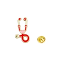 Broche stéthoscope dorée avec émail rouge et détail cœur rose, fermeture papillon au dos - Base Or Rouge