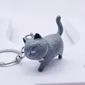 Cartoon Graue Katze Schlüsselanhänger Figur mit lächelndem Gesicht auf weißem Hintergrund - Grau
