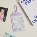 Dettaglio del porta fotocard viola a tema stellare con catenella per collezionisti - Viola