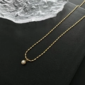 Collana minimalista in acciaio al titanio dorato con ciondolo a perla bianca rotonda - Bianco