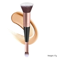 Brocha de maquillaje de doble punta para base y corrector sobre un fondo blanco limpio - Brocha de Cabeza Plana de Doble Extremo / Mango Negro Tubo de Oro Rosa