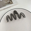 Pinza per capelli a onda grigio scuro con strass color antracite su piatto bianco - Modello con Strass Nero Fucile