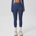 Detail van de marineblauwe yoga broek met hoge taille en sneldrogende stof voor fitness - Marineblauw