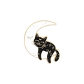 Spilla smaltata con gatto nero che dorme su una luna crescente bianca e oro - Gatto che Dorme sulla Luna