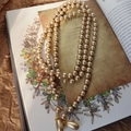 Vintage barokke parelketting met meerdere lagen champagne goud en elegante druppelhangers - Meerlaagse Lange Parelketting